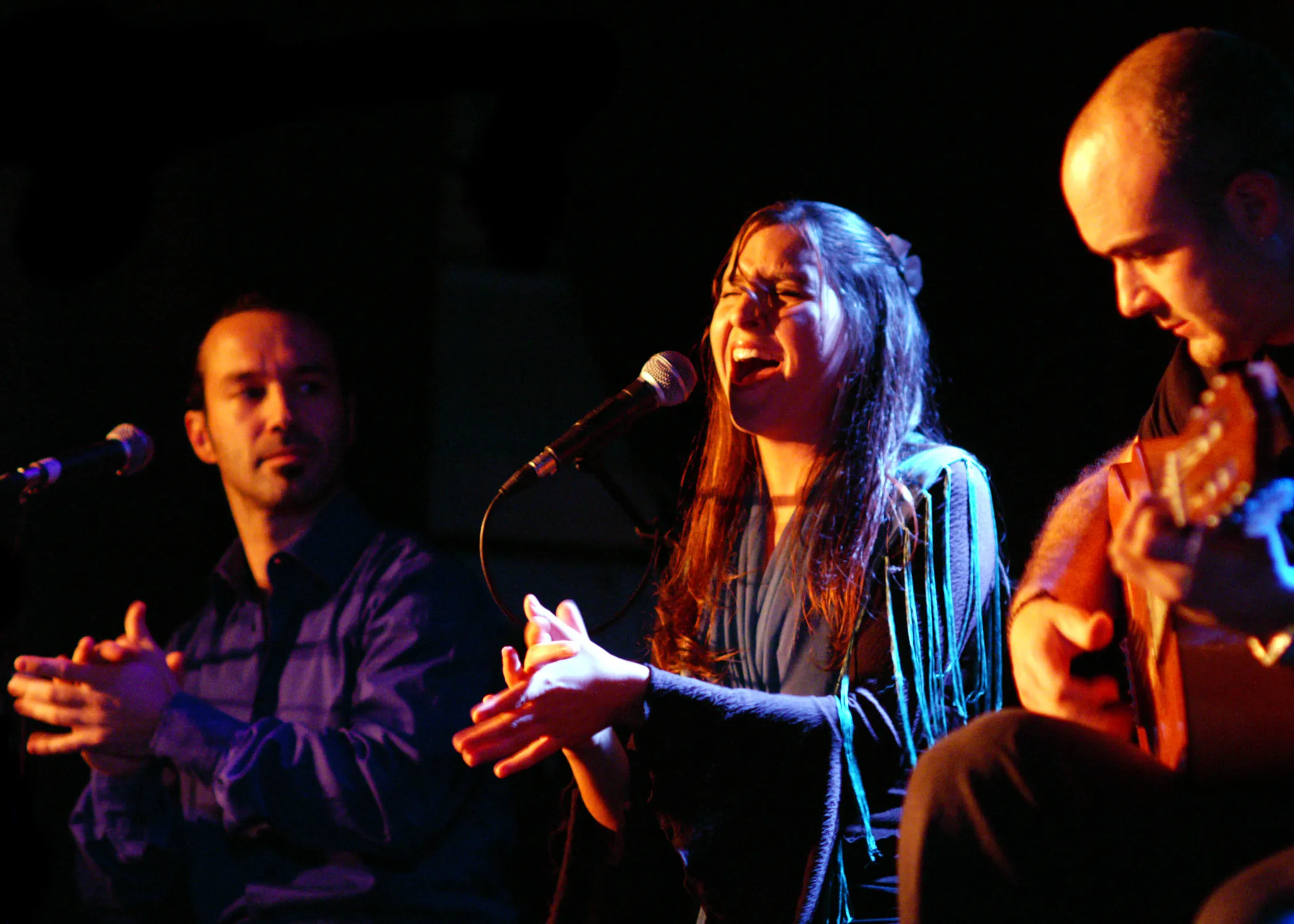 Marie-Hélène Raby chantant sur scène avec des musiciens flamenco